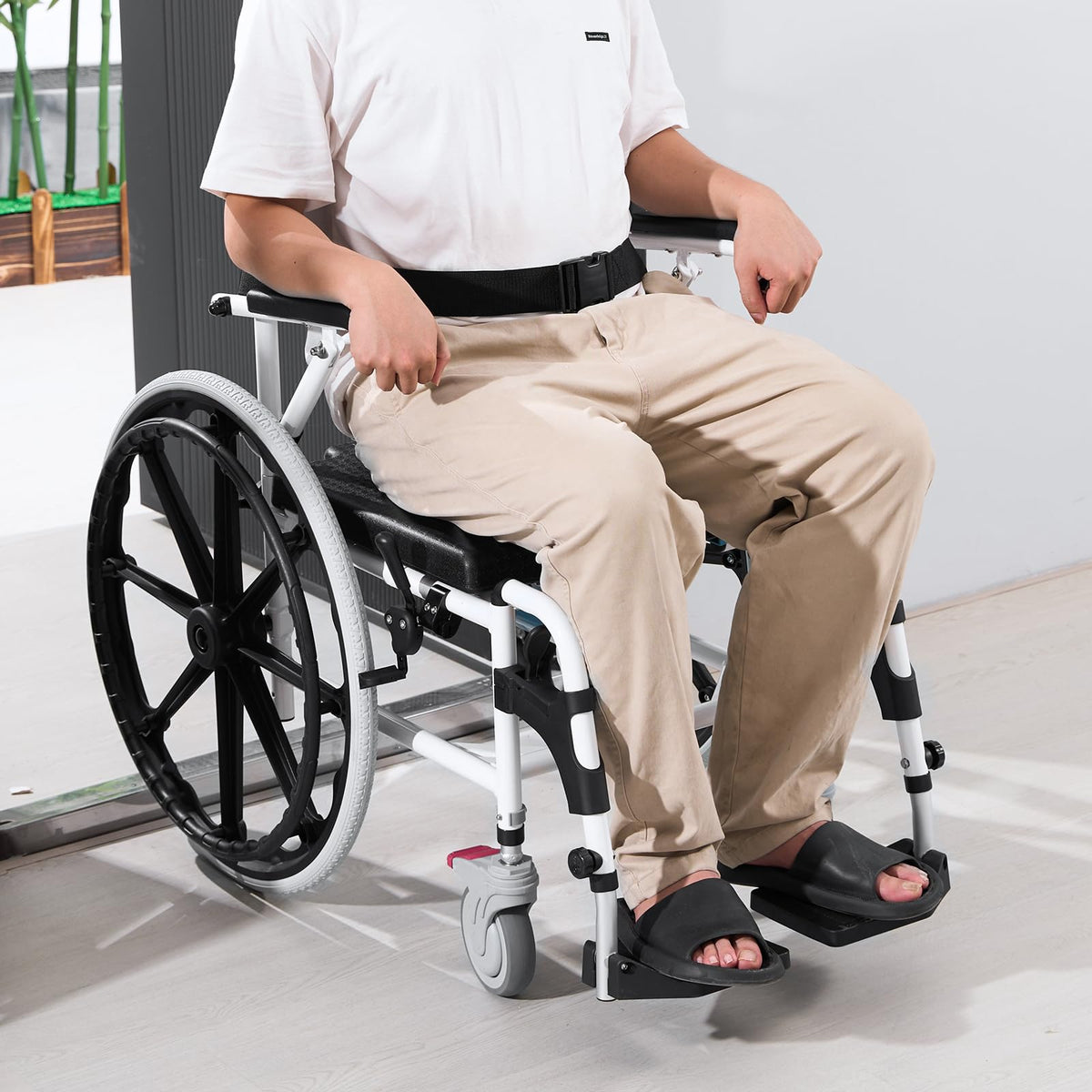 17.5in Adjustable Aluminum Shower Wheelchair with Brake V586069